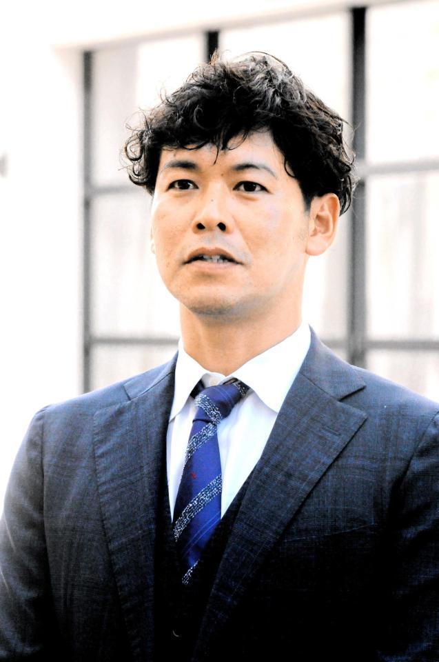 　スーツ姿で取材に応じる小窪