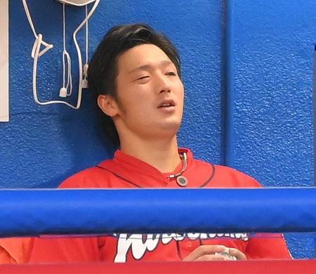 ８回途中、降板してベンチで厳しい表情を見せる広島・床田＝神宮球場（撮影・堀内翔）