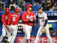 　１回、松山に先制二塁打を浴びた奥川（右）＝撮影・西岡正