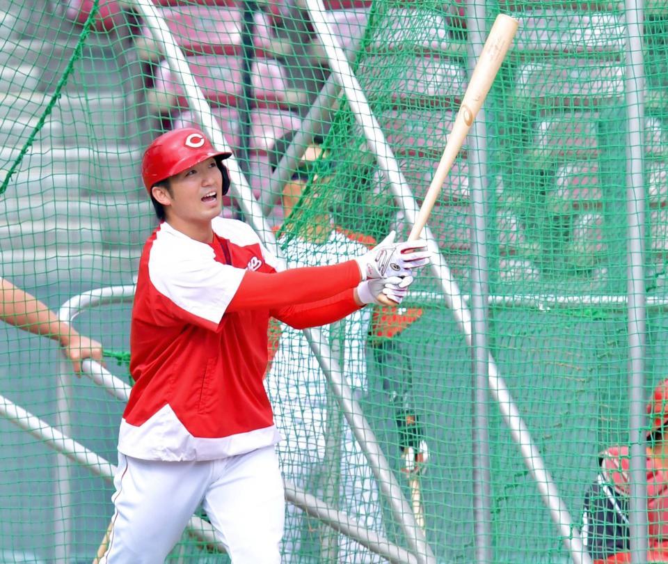 　５年連続３割へ、フリー打撃で調整する鈴木誠（撮影・立川洋一郎）