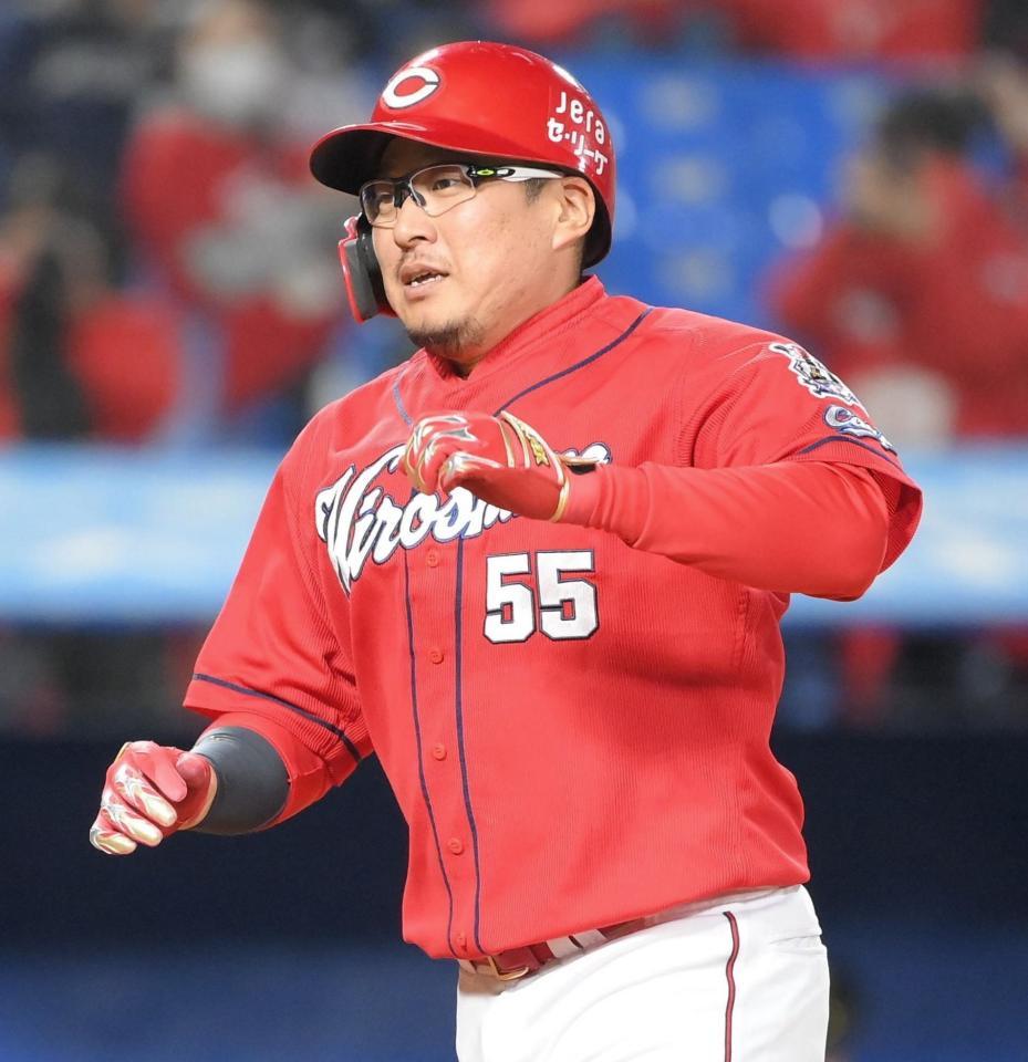 　３回、２ランを放ち生還する松山（撮影・堀内翔）