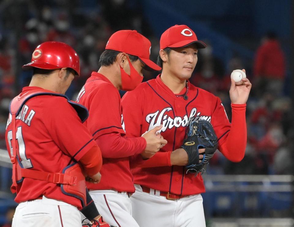 ８回途中、降板する広島・床田＝神宮球場（撮影・堀内翔）