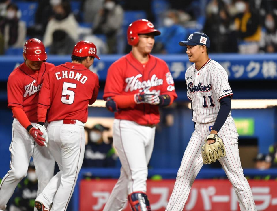 　１回、松山に先制二塁打を浴びた奥川（右）＝撮影・西岡正