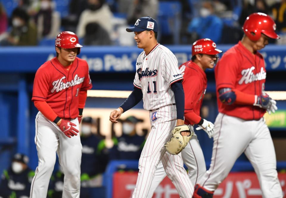 　１回、松山に先制二塁打を浴びた奥川（中央）＝撮影・西岡正