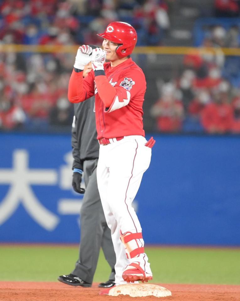 　３回、２点適時二塁打を放ちガッツポーズをする鈴木誠（撮影・堀内翔）