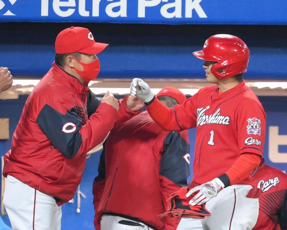 　３回、佐々岡監督（左）に迎えられる鈴木誠（撮影・堀内翔）