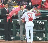 新井貴浩監督、黒田博樹氏ボブルヘッド