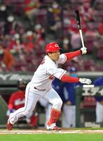 ８回裏広島２死、右前打を放つ代打・広島・小窪＝マツダスタジアム（撮影・立川洋一郎）