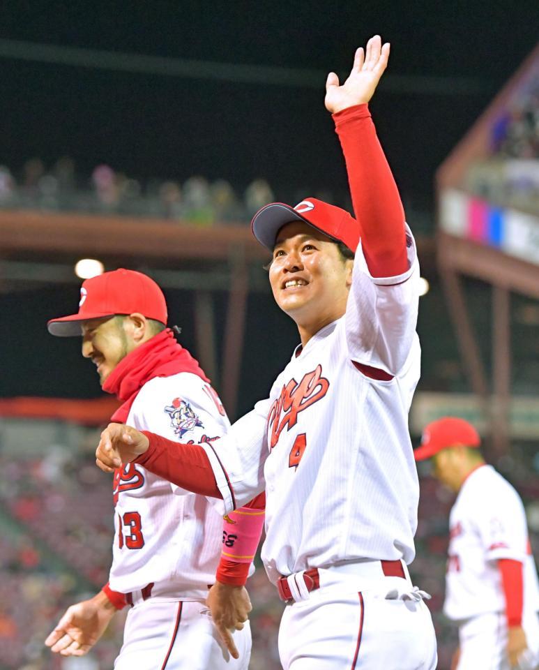 　最終戦を終えてのセレモニーでファンに手を振って引き揚げる小窪