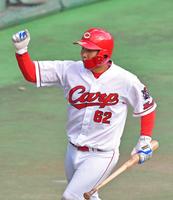 　８回、木下の適時打で生還しガッツポーズ（撮影・立川洋一郎）