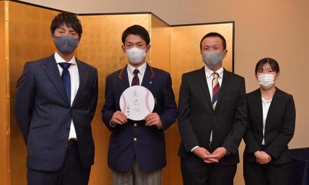 （左から）広島・鞘師スカウトとの仮契約交渉を終えた広島ドラフト４位の智弁和歌山・小林樹斗投手、父・英樹さん、母・由紀子さん＝和歌山市内のホテル（撮影・佐々木彰尚）
