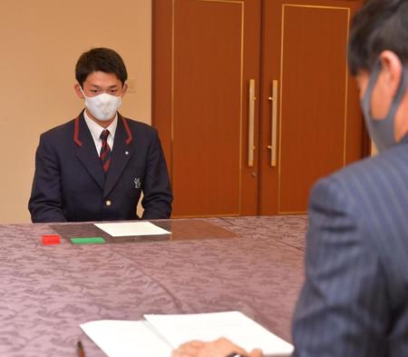 仮契約交渉をする広島４位の智弁和歌山・小林樹斗投手＝和歌山市内のホテル（撮影・佐々木彰尚）