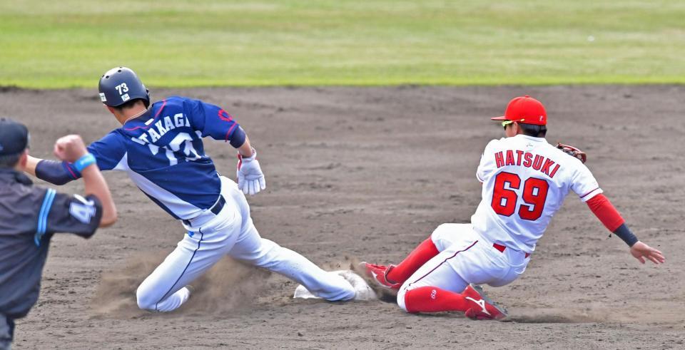 二塁ライナーをキャッチすると、すぐさま二塁ベースに滑り込んで併殺を完成させた広島・羽月