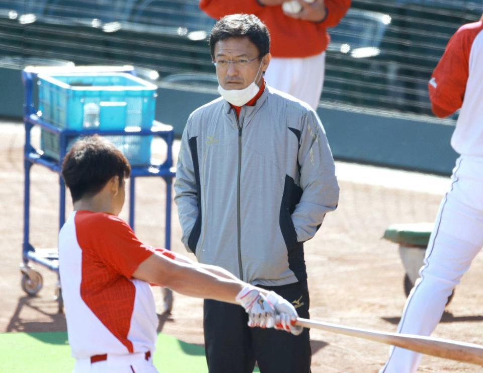 　ティー打撃をする野間を見つめる河田新ヘッドコーチ
