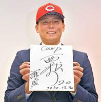 　好きな言葉は「謙虚」と記した栗林（撮影・立川洋一郎）