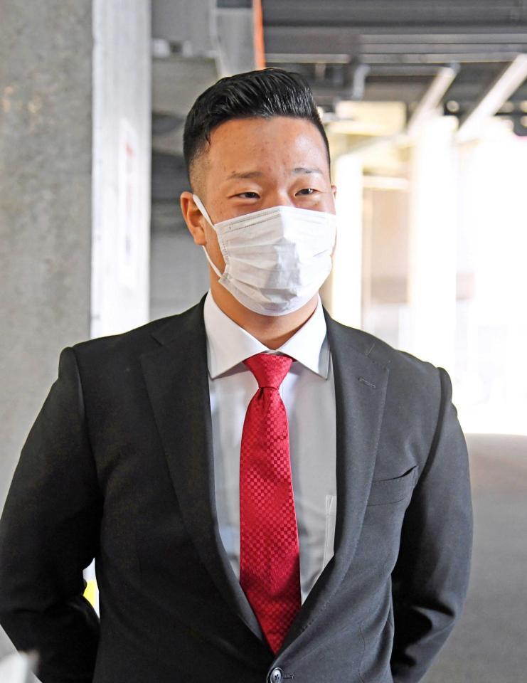 　契約更改を終えて取材に応じる塹江