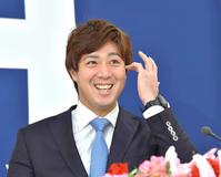 　契約を更改して会見する野村（撮影・立川洋一郎）