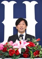 　契約更改を終えて会見する広島・大瀬良