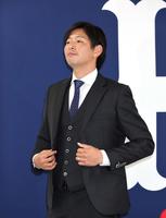 契約更改後の会見を終えて席を立つ大瀬良