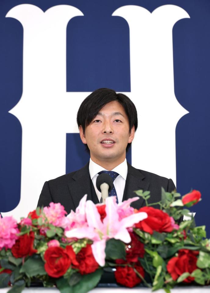 　契約更改を終えて会見する広島・大瀬良