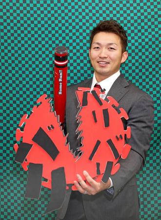 契約を更改し、来季のキャッチフレーズ「バリバリバリ」にちなみ、コロナウイルスの模型を撃退する鈴木誠　