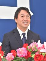 契約を更改し会見する広島・長野久義＝マツダスタジアム（撮影・立川洋一郎）