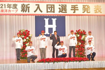 佐々岡監督（中央奥）を囲んだ新入団選手。前列中央から時計回りに栗林、森浦、矢野、小林、行木、二俣、大道＝リーガロイヤルホテル広島（撮影・立川洋一郎）