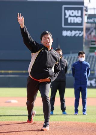 　マツダスタジアムを見学に訪れ、マウンドに立つ栗林