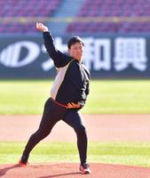 マツダスタジアムのマウンドに立ち、感触を確かめる広島・栗林良吏＝マツダスタジアム（撮影・立川洋一郎）