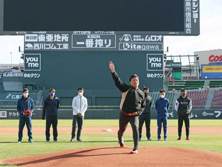マツダスタジアムを見学に訪れ、マウンドに立つ栗林（中央）ら新入団選手たち　