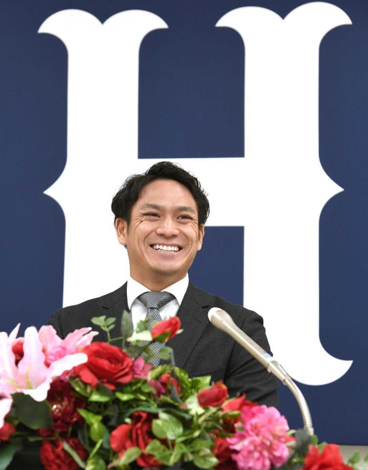 　契約を更改し会見する田中広