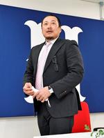 　契約更改後の会見を終えて席を立つ広島・松山竜平＝マツダスタジアム