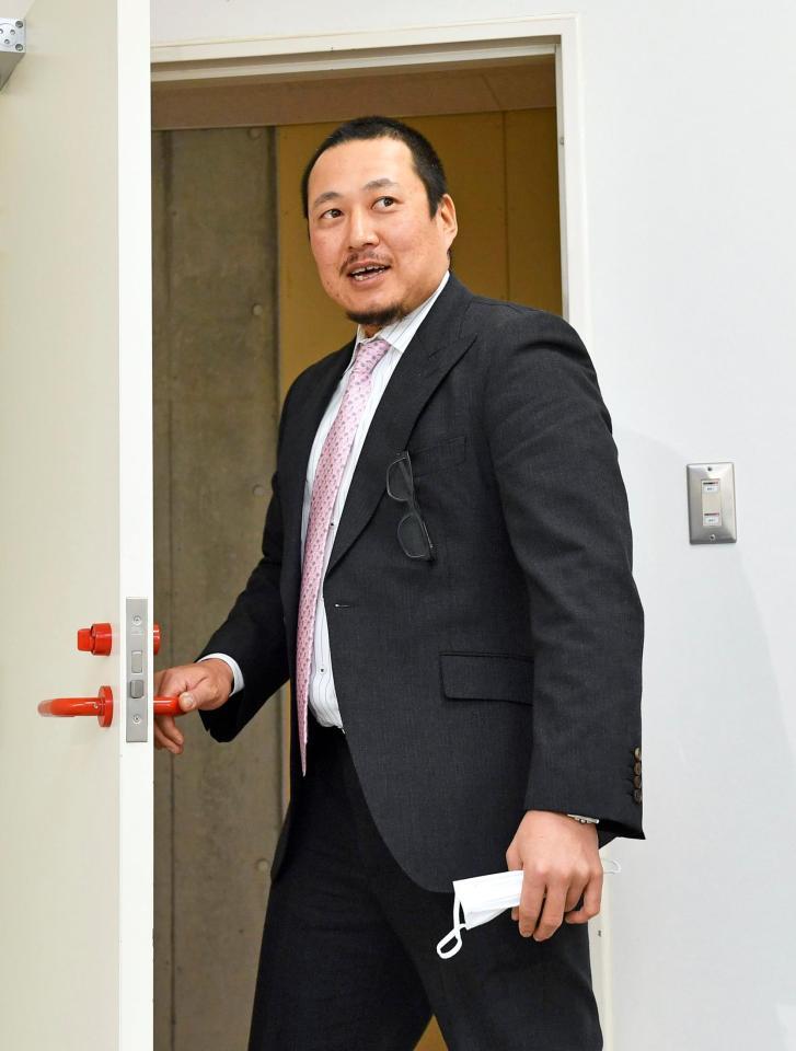 　契約更改後の会見を終えて退出する広島・松山竜平＝マツダスタジアム