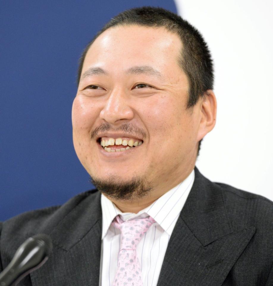 　契約を更改して会見する松山