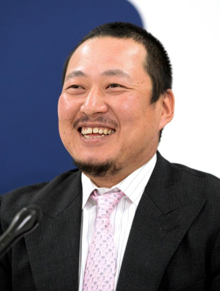 　契約を更改して会見する松山