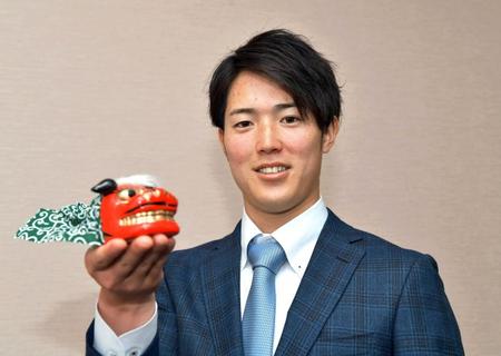 　Ｂクラスは去年でおしまい！？獅子舞の置物を手に笑みを浮かべる森下