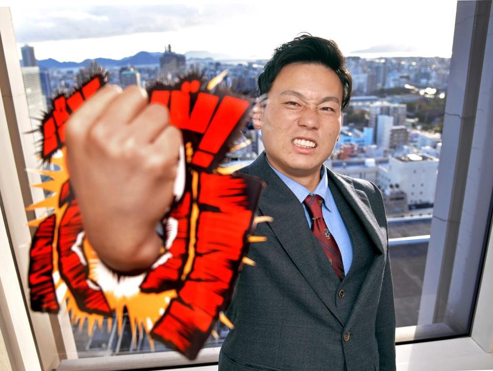 　今季のキャッチフレーズのごとく、拳に力を込めて闘志を燃やす栗林（撮影・立川洋一郎）