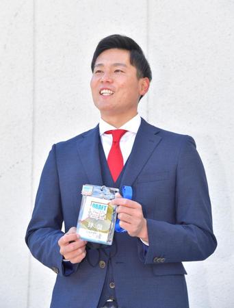 　入寮の際に佐々岡監督からプレゼントされたドラフト会議のパスを持参した栗林（撮影・立川洋一郎）