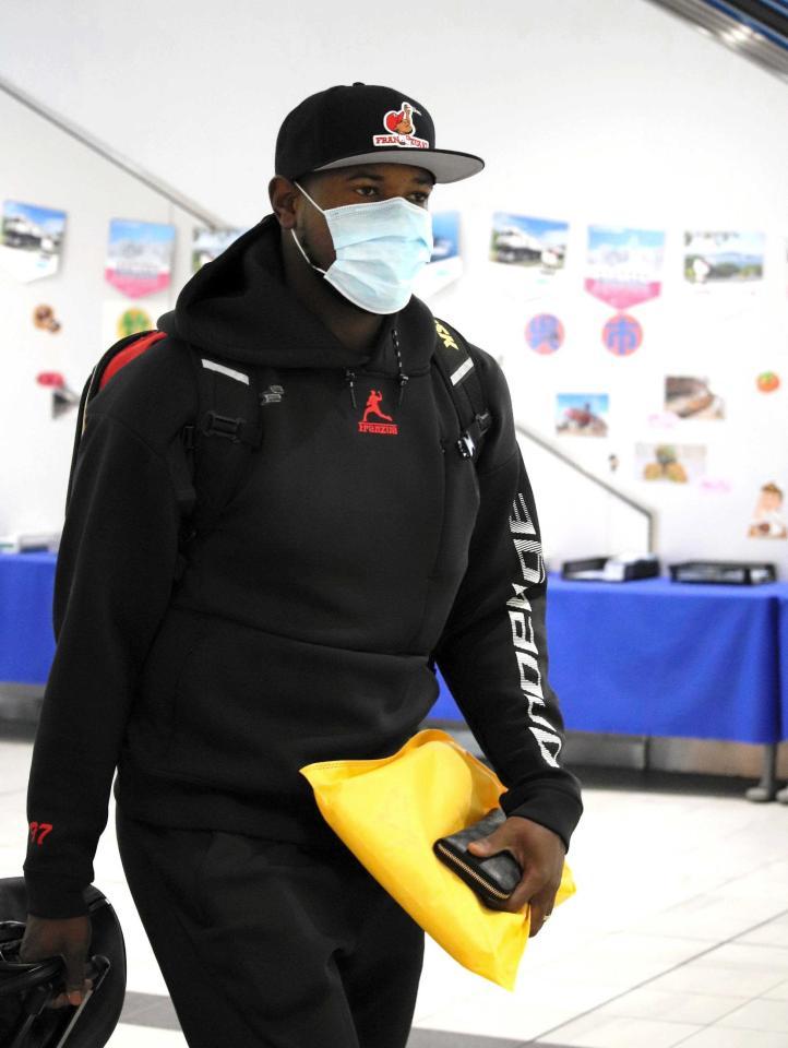 昨年１１月、帰国のため広島を離れるフランスア。コロナ感染のため、チーム合流の目処は立っていない　