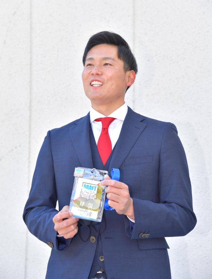 　入寮の際に佐々岡監督からプレゼントされたドラフト会議のパスを持参した栗林（撮影・立川洋一郎）