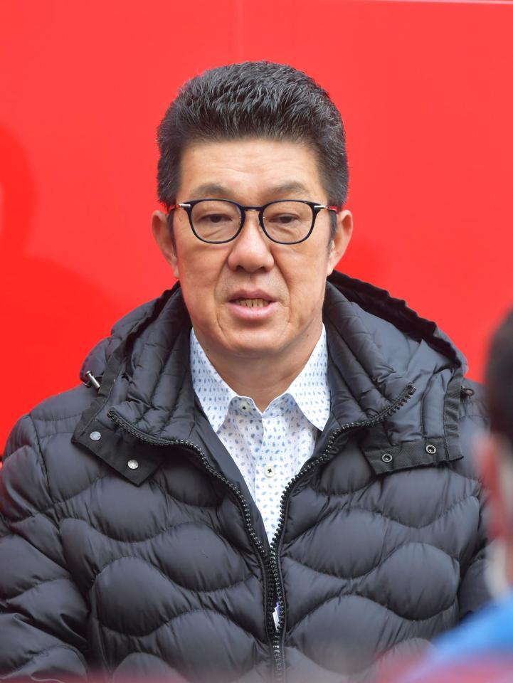 新人合同自主トレを視察し感想を述べる佐々岡監督（撮影・立川洋一郎）