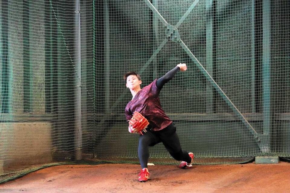 　新年初投げを行った高橋昂（球団提供）