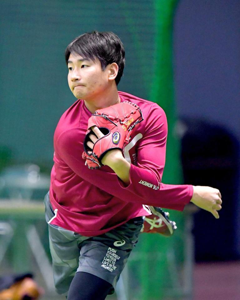 　キャッチボールをして肩を慣らす島内（撮影・立川洋一郎）