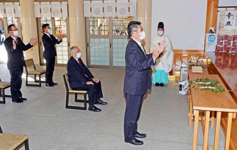 必勝祈願する佐々岡監督（手前）らカープ首脳陣