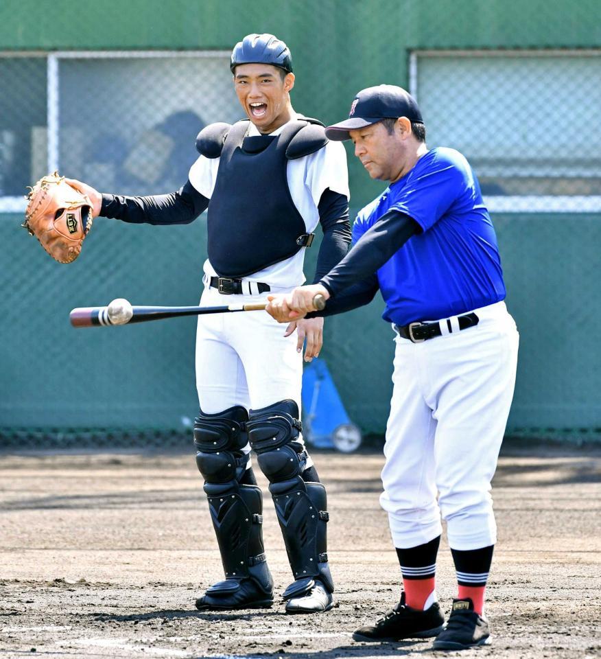 　広陵・中井監督（右）と中村＝１７年