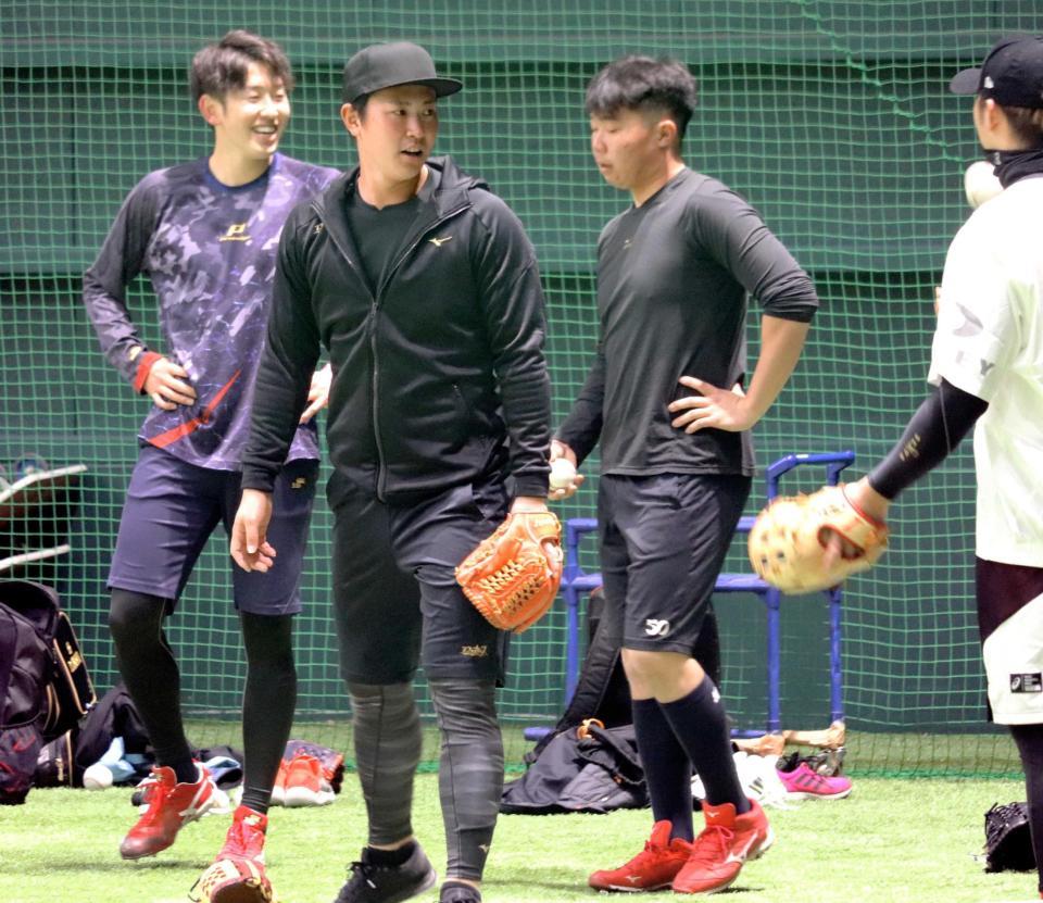 走攻守でレベルアップを誓った堂林（中央）