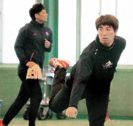 　キャッチボールをする野村（左は一岡）