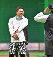 　練習の合間に野間（右）と談笑する田中広（撮影・立川洋一郎）