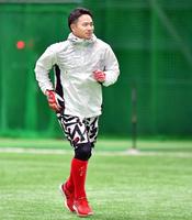 　合同自主トレに加わり調整する田中広（撮影・立川洋一郎）