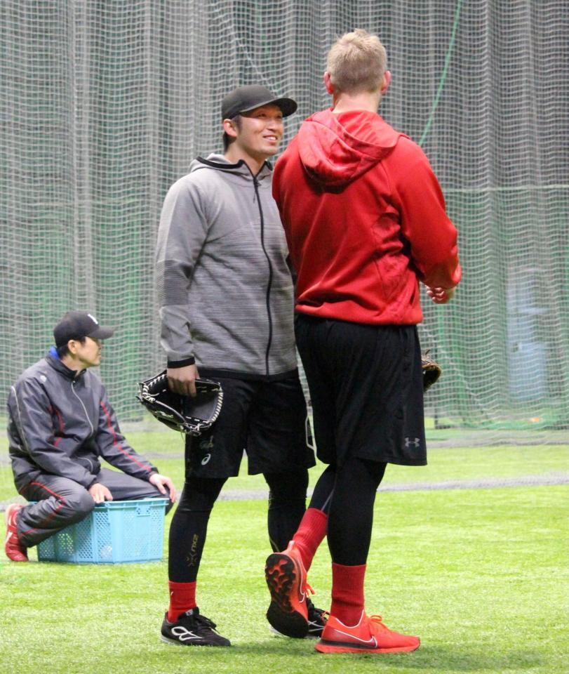 　クロン（右）と笑顔で話す鈴木誠